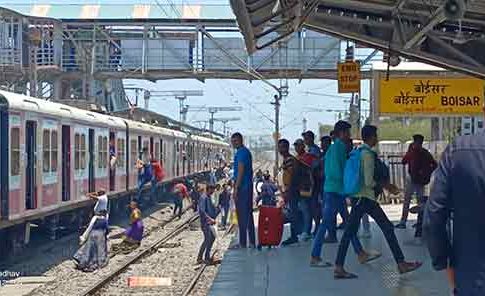 बोईसर स्थानकात प्रवाशांचा रूळ ओलांडून जीवघेणा प्रवास