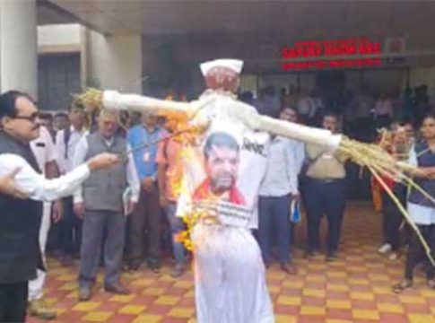 सांगलीत ब्रिजभूषण यांचा पुतळा जाळून निषेध