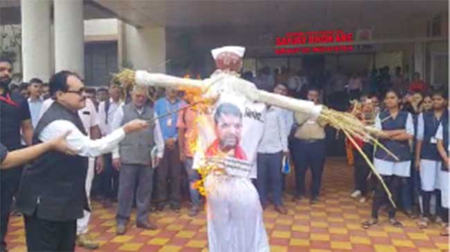 सांगलीत ब्रिजभूषण यांचा पुतळा जाळून निषेध