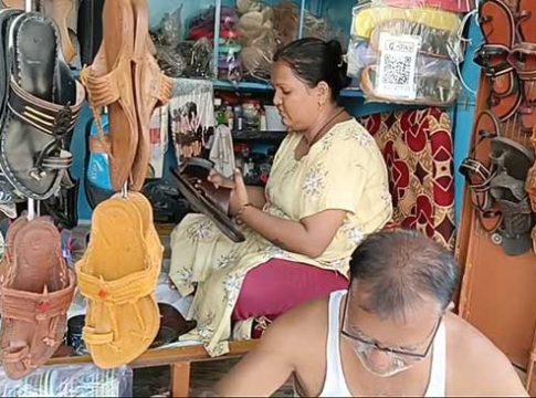 चप्पल-बूट शिवण्याच्या कामात वडिलांना मिळाला लेकीचा हातभार