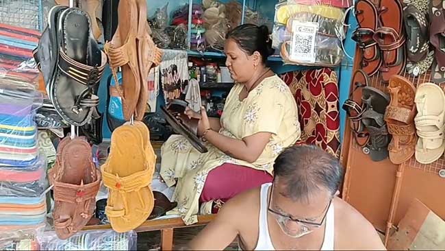 चप्पल-बूट शिवण्याच्या कामात वडिलांना मिळाला लेकीचा हातभार