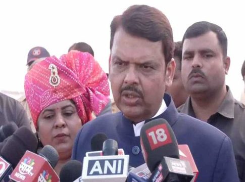 अतिसंवेदनशील भागात देवेंद्र फडणवीस यांचा नागरिकांशी संवाद
