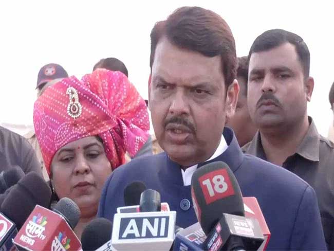 अतिसंवेदनशील भागात देवेंद्र फडणवीस यांचा नागरिकांशी संवाद