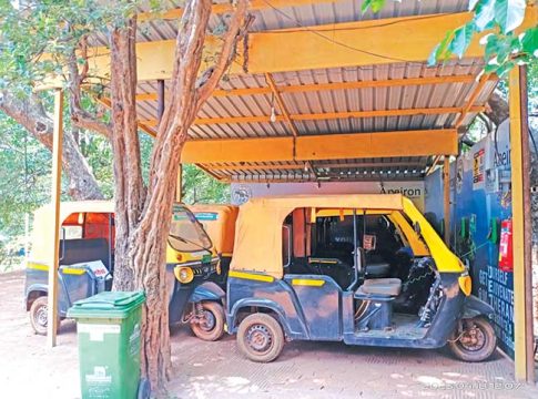 ई रिक्षा स्टँड रेल्वे स्टेशन जवळ घ्या; माथेरान पर्यटकांची मागणी!