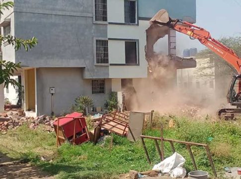सामनगाव रोड पॉलिटेक्नीक येथील अतिक्रमण जमीनदोस्त