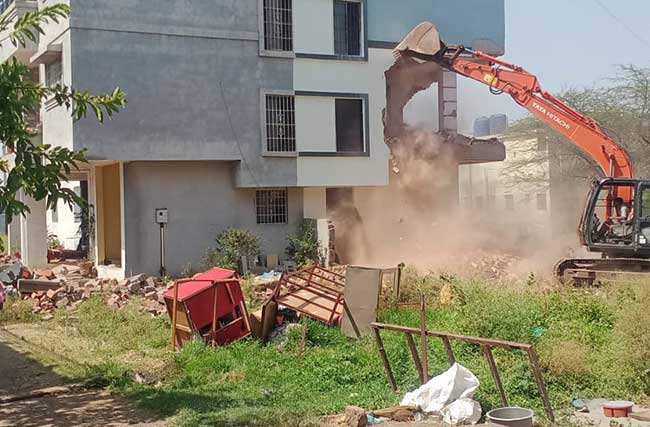 सामनगाव रोड पॉलिटेक्नीक येथील अतिक्रमण जमीनदोस्त