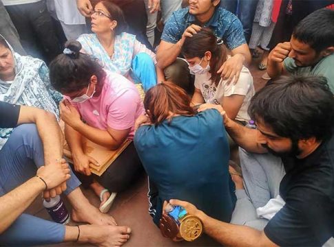 मेडल्स गंगेत विसर्जित करण्याचा निर्णय खेळाडूंकडून मागे