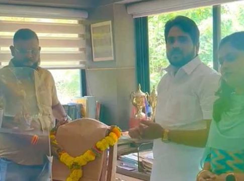 म्हाडाचे ऑफिस वाऱ्यावर, कार्यकर्त्यांनी केला निषेध