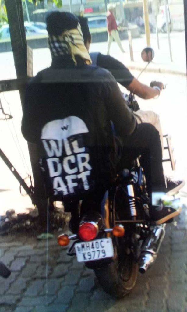 गुन्हा मोटरसायकलस्वाराचा, चलन कारचालकास