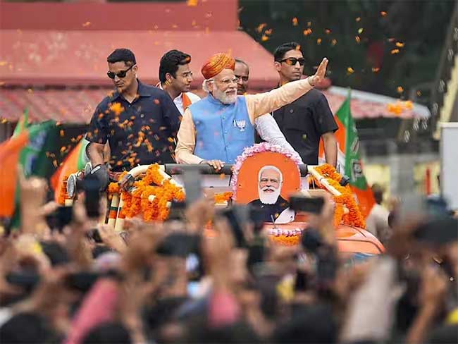 पंतप्रधानांच्या ‘रोड शो’ ला उत्स्फूर्त प्रतिसाद