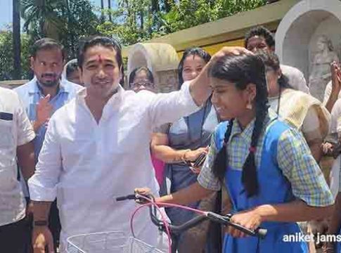 आमदार नितेश राणे यांच्या हस्ते महाराष्ट्र दिनी गरजू विद्यार्थीनींना दुसऱ्या टप्प्यातील शंभर मोफत सायकलचे वाटप