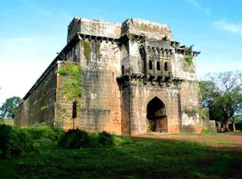 पन्हाळगडावर समाजकंटकांकडून ऐतिहासिक तानपीर मजारीची नासधूस