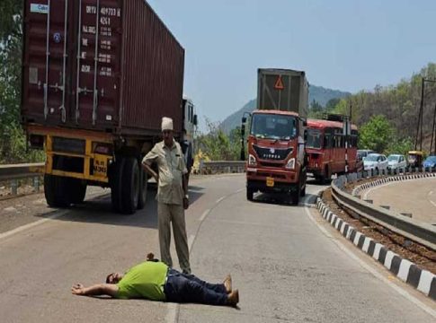 जमिनीचा मोबदला मिळत नसल्याने शेतकरी गोवा-मुंबई महामार्गावर झोपला