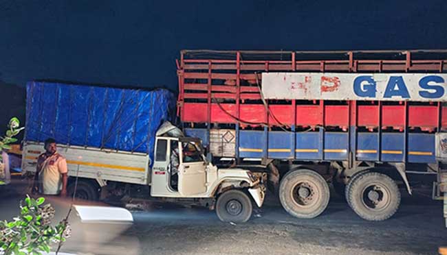 ट्रक व महिंद्रा बोलेरो पिकअपमध्ये भीषण अपघात