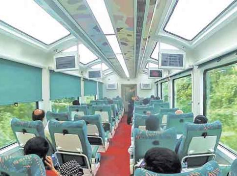 विस्टाडोम डब्यांना प्रवाशांचा प्रचंड प्रतिसाद
