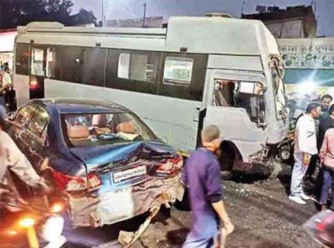 पुण्यात ट्रॅव्हल्स बसने दिली ५ ते ६ गाड्यांना धडक, विचित्र अपघातात २ जणांचा जागीच मृत्यू