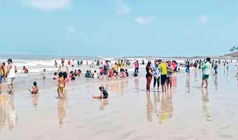 पर्यटकांनी बहरले काशिद बीच