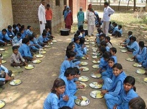 शाळेच्या मध्यान्ह भोजनात सापडली पाल, ३५ विद्यार्थी रुग्णालयात दाखल