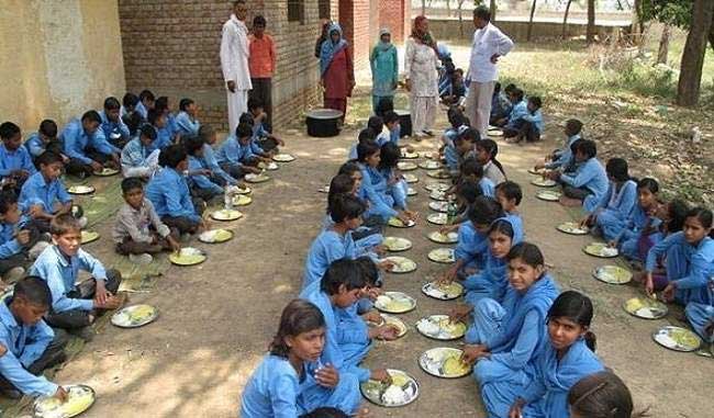 शाळेच्या मध्यान्ह भोजनात सापडली पाल, ३५ विद्यार्थी रुग्णालयात दाखल