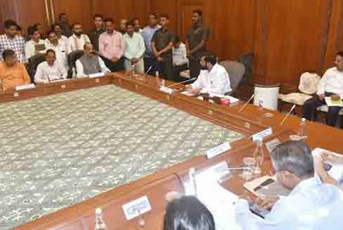 मुंबईतील पुनर्विकास रखडलेल्या प्रकल्पांचा मुख्यमंत्री स्वत: आढावा घेणार