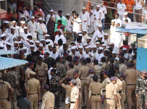 संत ज्ञानेश्वर पालखी सोहळ्यादरम्यान पोलीस आणि वारकऱ्यांमध्ये तणाव
