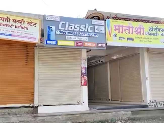 राज्यात चालंलय काय? बीडमध्येही औरंगजेबाच्या स्टेटसनंतर आष्टी बंद