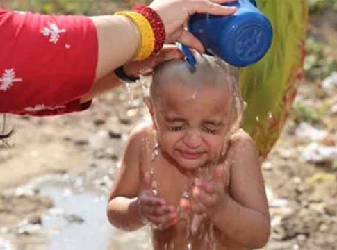 Health Tips: थंडीत गरम पाण्याने आंघोळ करावी की थंड? घ्या जाणून