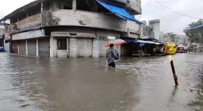 नालेसफाईची पोलखोल : भिवंडीत मुसळधार पावसामुळे बाजारपेठेत साचले पाणी