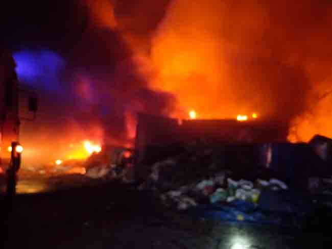 Boisar Fire : बोईसरमध्ये अंग्नितांडव; आगीत १५ भंगाराची गोदामे भस्मसात, तर एक पिकअप जळून खाक