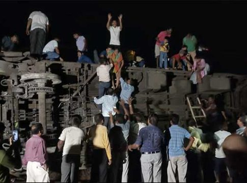ओडिशात कोरोमंडल एक्स्प्रेस आणि मालगाडी यांचा भीषण अपघात