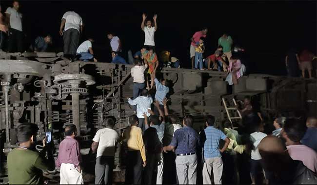 ओडिशात कोरोमंडल एक्स्प्रेस आणि मालगाडी यांचा भीषण अपघात