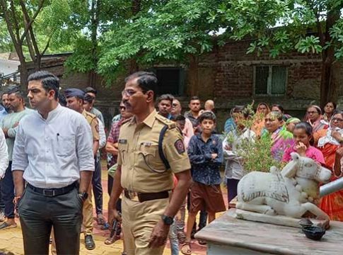 धुळ्यात धार्मिक स्थळातील मूर्तीची विटंबना झाल्याने तणाव