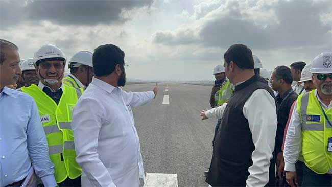नवी मुंबई आंतरराष्ट्रीय विमानतळ वाहतुकीसाठी वेळेतच खुले होणार : मुख्यमंत्री
