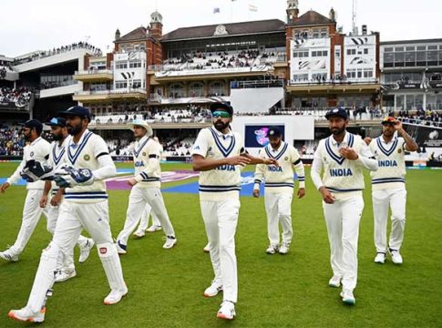 दोन्ही संघातील खेळाडूंनी हाताला लावल्या काळ्या फिती