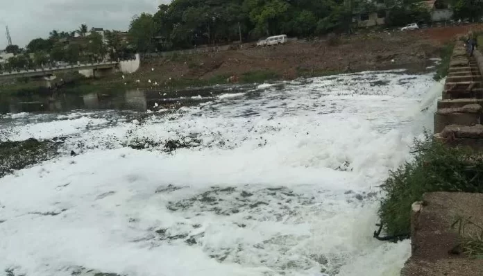 Indrayani River : जलप्रदूषणामुळे इंद्रायणी नदीत पुन्हा फेस