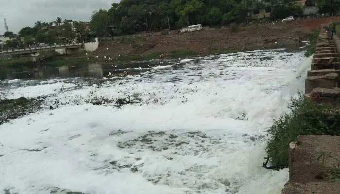 Indrayani River : जलप्रदूषणामुळे इंद्रायणी नदीत पुन्हा फेस