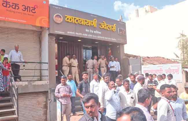 कोल्हापूर जिल्ह्यातील बालिंगा येथे ज्वेलर्सवर दरोडा