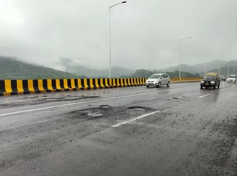Versova Bridge : नवीन वर्सोवा पुलावर खड्डे पडण्यास सुरवात