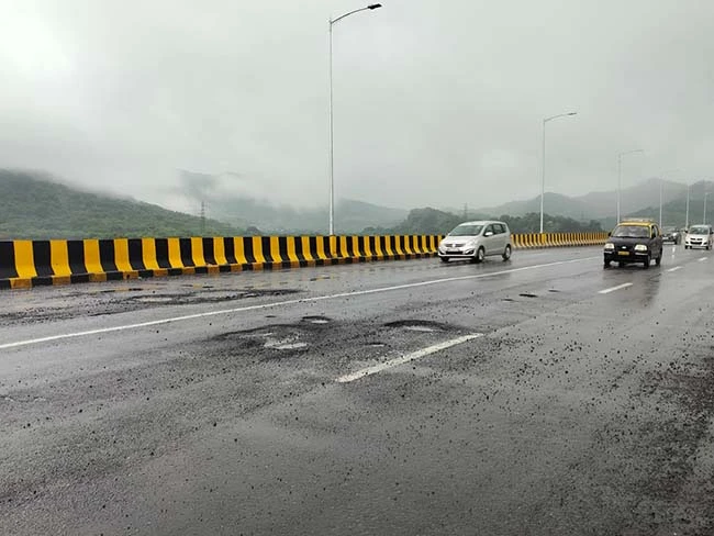 Versova Bridge : नवीन वर्सोवा पुलावर खड्डे पडण्यास सुरवात