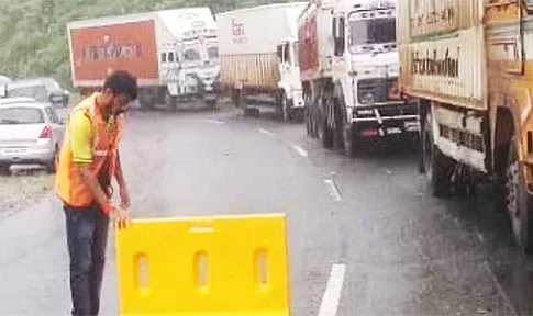 Mumbai Goa highway : पहिल्याच पावसात मुंबई गोवा महामार्ग खचला!