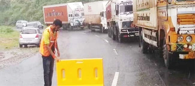 Mumbai Goa highway : पहिल्याच पावसात मुंबई गोवा महामार्ग खचला!