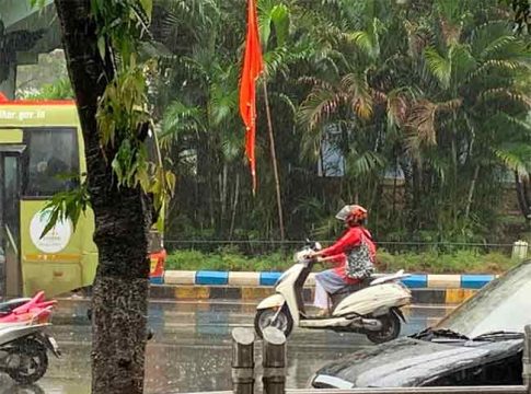 Mumbai Rain Update: मुंबईत पावसाची जोरदार बॅटिंग, रेल्वे वाहतूक विस्कळीत