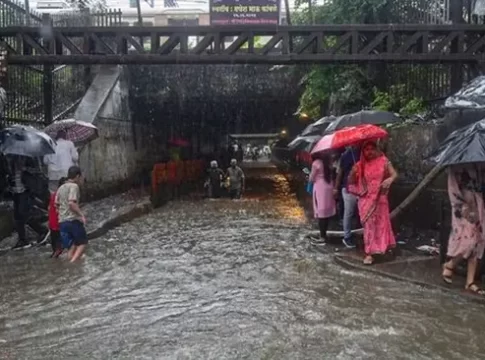 मुंबईत पावसाचा जोर पुन्हा वाढला, रस्ते, रेल्वे वाहतूक मंदावली