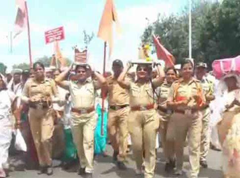 Pandharichi Wari : अवघा रंग एक झाला... आषाढी वारीत पोलीस कर्मचारी देखील सहभागी