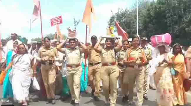 Pandharichi Wari : अवघा रंग एक झाला… आषाढी वारीत पोलीस कर्मचारी देखील सहभागी