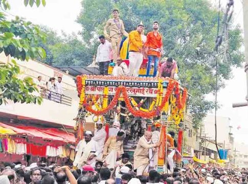 Rain update: पावसाच्या सरी झेलत विठुरायाचा रथ सोहळा