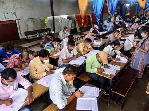 Talathi Bharati Exams : तलाठी परिक्षेला गोंधळाचे ग्रहण; केंद्रांवर कोणीच नसल्यानं उमेदवारांचा संताप