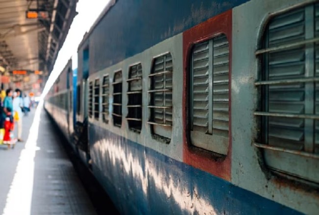 Western Railway: पश्चिम रेल्वेने रद्द केल्या ९९ गाड्या, कारण….