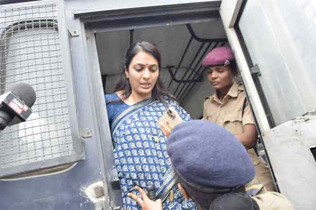 Rohini Khadse : जळगावात मुख्यमंत्र्यांविरोधात निदर्शने करणाऱ्या रोहिणी खडसेंना पोलिसांनी घेतले ताब्यात