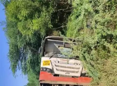 प्रवाशांनी भरलेली बस पलटी, चालकाची प्रकृती गंभीर